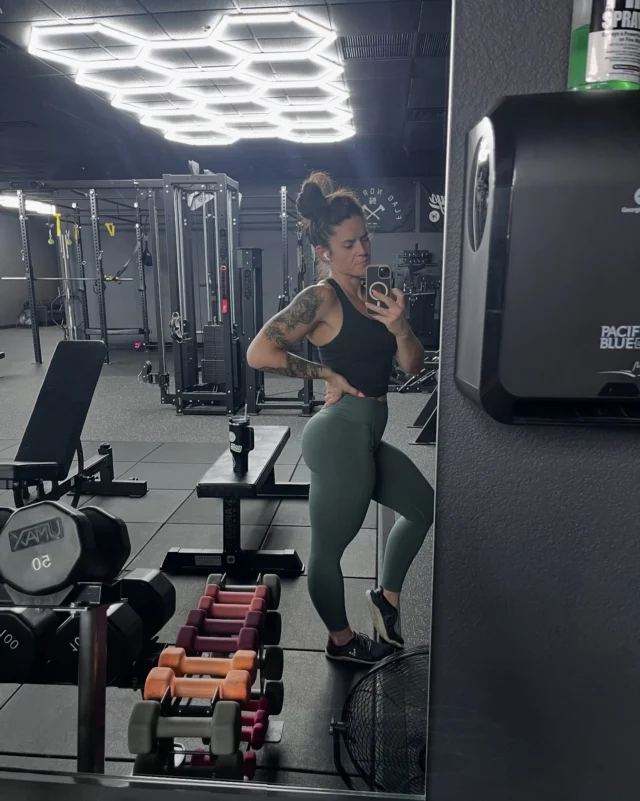 I’m pretty sure this is the first official Gym selfie I’ve taken at @theden_trainingfacility and the cheeks are not mad about it!  The cheeks be cheeking and the workouts be killer!  Only at The Den 😈  #thedentrainingfacility #theden #legday #bootyworkout #cheekedup #bootybepopping #workout #gymowner #gymselfie #personaltrainer #onlinecoach #trainer #mesaaz #gymmemberships #trainerswanted